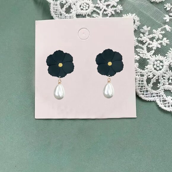 Adjustable Pearl Flower Necklace & Chic Floral Studs - Perfect for Any Occasion - Picture 6 of 7